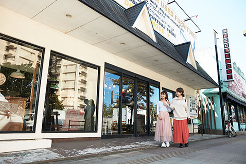 雰囲気はまるでアメリカの街角。日本にいることを忘れてしまいそう!